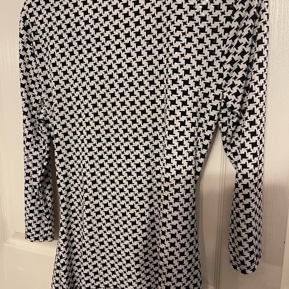 Chic Black and White Women's Blouse - Picture 4 of 8